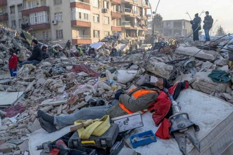 <p><span style="color:#800000"><strong>Peş peşe yaşanan 7.7 ve 7.6'lık depremler Kahramanmaraş, Kilis, Diyarbakır, Adana, Osmaniye, Gaziantep, Şanlıurfa, Adıyaman, Malatya ve Hatay'da büyük yıkıma yol açtı.</strong></span></p>

<p> </p>
