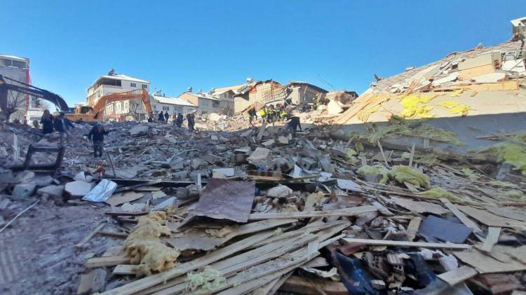 <p><span style="color:#800000"><strong>"Hepsinin mekanı cennet İnşallah... Şimdi birlik olacağız hep birlikte oraların yaralarını sarmak i&ccedil;in uğraşacağız... Evet, biliyorum s&ouml;ylemesi belki kolay, ateş her zaman d&uuml;şt&uuml;ğ&uuml; yeri yakıyor ve o afeti yaşayanlar bunu &ccedil;ok zor atlatacaklar. Belki de &ouml;m&uuml;r boyu travması devam edecek... Ve tabii ki ihmali olan kim varsa adalet &ouml;n&uuml;ne &ccedil;ıkıp hesabını verecek!"</strong></span></p>
