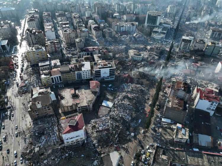 <p><strong>IRAK</strong></p>

<p>Irak'ın Kerkük kentindeki tüm camilerde Türkiye'deki depremzedeler için yardım kampanyası düzenlendi.</p>

<p>Duhok'a bağlı Zaho Özel İdaresi Sorumlusu Guhdar Şeyho da Türkiye'deki depremzedeler için 12 tırlık yardım toplandığını belirtti.</p>

<p>Erbil'de düzenlenen kampanyada ise 14 tırdan oluşan soba yardımı Türkiye'ye ulaştırıldı.</p>

<p>Irak hükümeti, Türkiye'ye kükürt oranı yüksek 30 bin ton akaryakıt desteğinde bulunma kararı aldı.</p>
