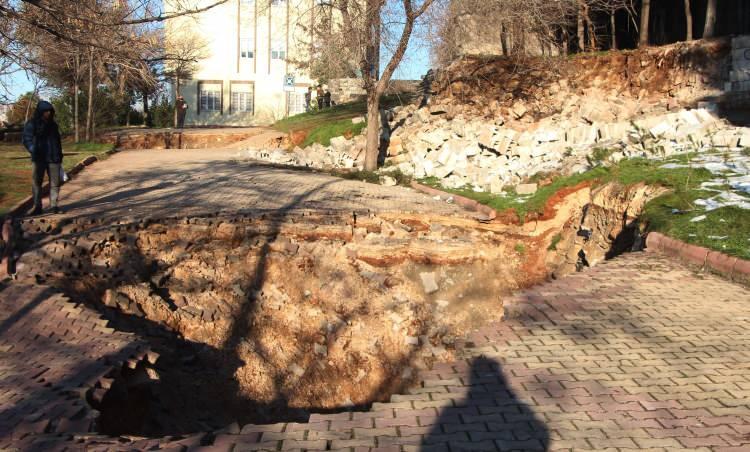 <p> بينما تضررت العديد من المنازل والطرق في حي شينورت ، حدثت 3 حفر عملاقة في حديقة يافوزلار. </ p>
