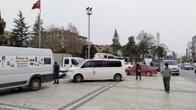 <p><strong>"BATTANİYE" YALANI</strong></p>

<p>Bazı sosyal medya hesaplarında deprem sonrasında Uşak’ta fiyatı 100 lira olan battaniyelerin 300 liraya satılmaya başlandığı iddia edildi.</p>
