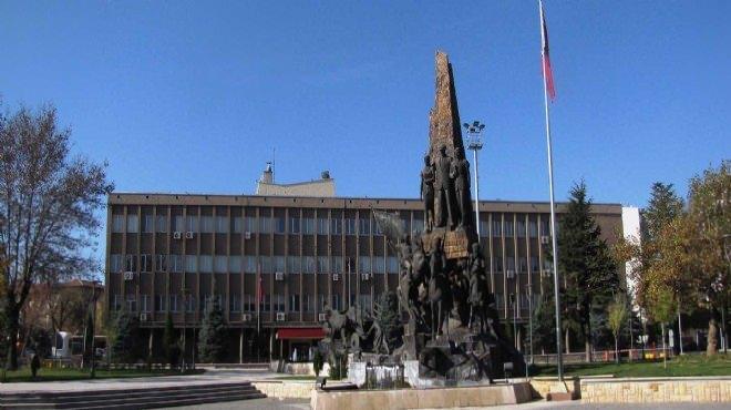 <p>Uşak Valiliği, şehirde üretilen battaniyelerin fiyatları içerdikleri materyallere göre 100 TL ile 350 TL arasında değişiklik gösterdiğini açıkladı. Ticaret İl Müdürlüğü, deprem öncesi ve sonrasında herhangi bir fiyat tutarsızlığı tespit etmedi.</p>