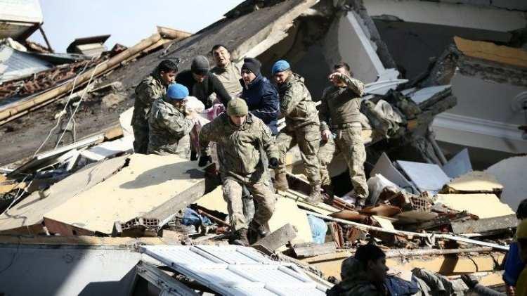 <p>Fakat asker, polis, jandarma ve diğer kolluk kuvvetleri, depremin ilk saatlerinden itibaren enkazlarda, çadır bölgelerinde ve diğer alanlarda aktif bir şekilde görev aldı. Onlarca insanımızın enkaz altından çıkarılmasında son derece kritik rol oynadılar.</p>