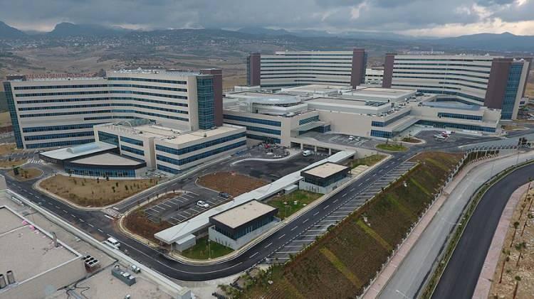 <p><strong>"ŞEHİR HASTANESİ BOŞALTILDI"</strong></p>
<p>Yalanın bir diğer noktası da Mersin Şehir Hastanesi'ydi. Her gün on binlerce insanın tedaviye ulaştığı hastanenin depremden sonra hasar aldığı ve içeride tedavi gören hastaların dışarı çıkarıldığı iddia edildi.</p>
