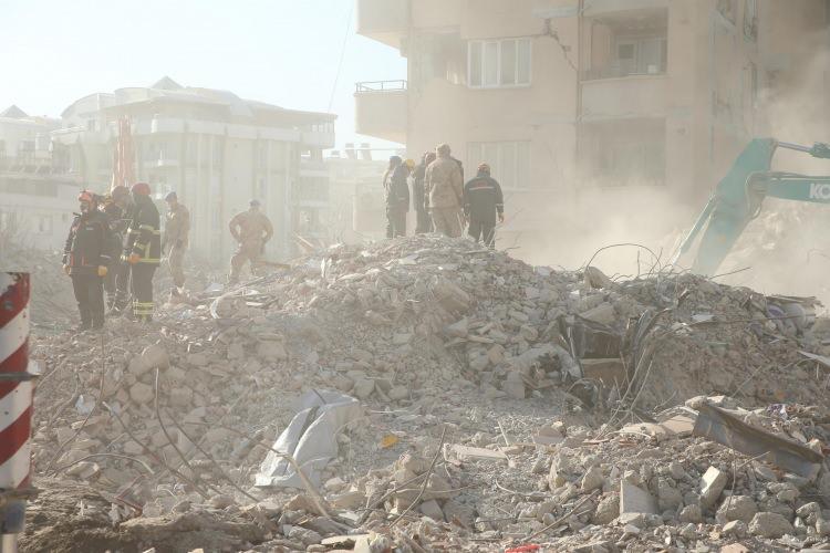 <p>Bahçeli, MHP’nin 54’üncü kuruluş yıldönümü ile ilgili, “Partimizin 54’üncü yıl dönümünü, yaşadığımız felaketlerden dolayı buruk bir vicdanla kutluyor, daha nice yıllarda üç hilalin var olmasını Allah’tan niyaz ediyorum.” ifadelerini kullanmıştır. Bahçeli’nin tüm konuşması incelendiğinde, “Deprem felaketi önemsenmeden kutlama yapıldı” algısı oluşturmak için yapılan paylaşımların kasıtlı manipülasyon içerdiği anlaşılmaktadır.</p>