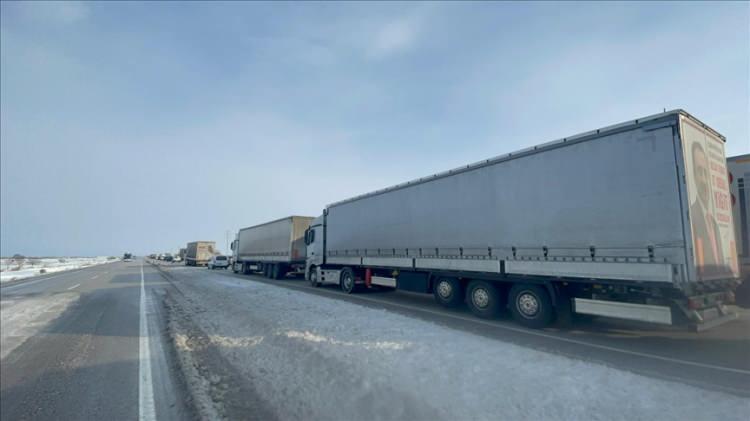 <p><strong>"İŞ MAKİNELERİ ENGELLENİYOR, TIRLARA EL KOYULUYOR"</strong> İDDİASI</p>
<p>Bazı sosyal medya hesaplarında afet bölgesinde giden iş makinalarının engellendiği iddia edildi.</p>
