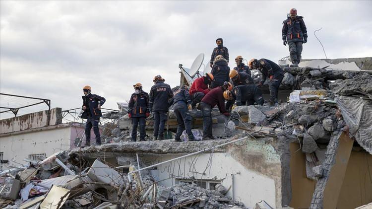<p>8 Şubat saat 22:00 itibariyle depremden etkilenen bölgelerde 5 bin 531 araç ve iş makinası, arama kurtarma çalışmalarında fiilen kullanılmaktaydı. Bölgedeki çalışmalara destek vermek için gelen bazı iş makinaları, plan ve koordinasyonun ardından yönlendirilmekteydi.</p>
