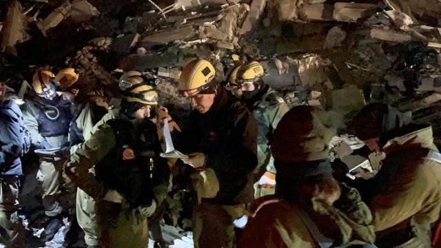 <p>İsrail’den gelen yardım ekibi, diğer ülkelerden gelen yardım birimleri gibi koordinasyon amaçlı kısa bir süre bekletilmiştir. Uzun süreli bir bekleyiş ya da kasıtlı bekletme söz konusu değildir. Dışişleri Bakanlığı’ndan edinilen bilgiye göre, gelen yardım ekipleri koordinasyon ve işlemlerden sonra afet bölgelerine intikal ettirilmiştir. İddianın kaynağı olan Fatih Altaylı son açıklamasında, “İsrailli kurtarma ekibi görev yerine intikal etmiş.” ifadelerini kullanmıştır.</p>