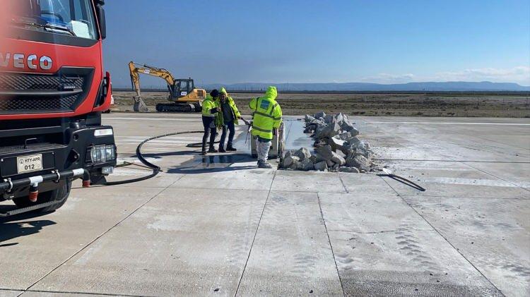 <p>Ulaştırma ve Altyapı Bakanlığı koordinesinde İGA Airport ekipleri tarafından havalimanında onarım çalışmalarına başlandı. Ankara Büyükşehir Belediyesine ait araçlar, diğer birçok belediyenin araçları gibi moloz ve hafriyat atıklarının taşınması için havalimanında görevlendirildi.</p>