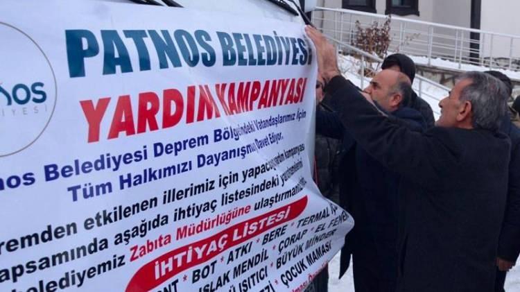 <p>Patnos Belediyesi’nde toplanan yardımların yüklendiği bir aracın; trafik sigortası, muayenesi ve plakası bulunmadığı öğrenildi. Ayrıca ilgili araç, uzun yol kış şartlarına da elverişli olmayışı sebebiyle Patnos Belediye Başkanı Emrah Kılıç ve beraberindekilerin kendi rızasıyla, kaymakamlığın yardım toplama alanına teslim edildi. Bahse konu yardımlar, yardım toplama tırlarına yüklenerek AFAD tarafından Ağrı’daki AFAD Yardım Toplama Merkezi’ne sevk edildi. </p>
