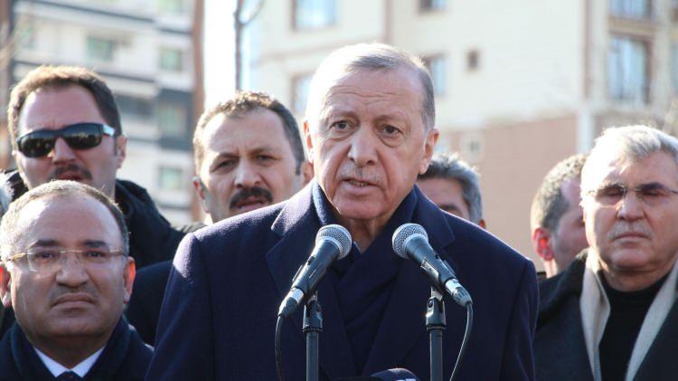 <p><strong>"MÜTEAHHİT" YALANI</strong></p>
<p>Bazı sosyal medya hesaplarından Hatay’da yıkılan binaların Cumhurbaşkanı Erdoğan’ın ödül verdiği Servet Altaş tarafından inşa edildiği iddiası paylaşıldı.</p>