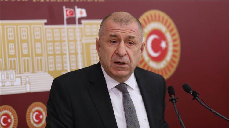 <p>Zafer Partisi Genel Başkanı &Uuml;mit &Ouml;zdağ, sosyal medya hesabından yaptığı bir paylaşımda Suriyeli olduğunu iddia ettiği bir kişinin canlı yayın sırasında bir g&ouml;revlinin telefonunu &ccedil;aldığını ileri s&uuml;rd&uuml;.</p>
