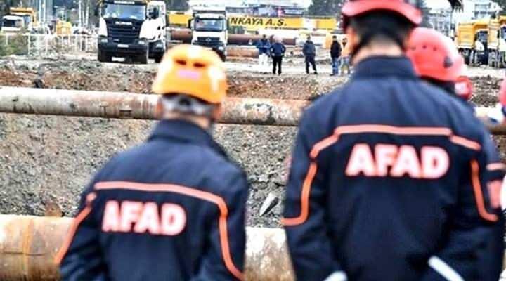 <p>Lakin AFAD'ın adının d&ouml;rt farklı kelimenin birleşiminden oluştuğu biliniyor.&nbsp;&ldquo;AFAD&rdquo; kelimesi, &ldquo;Afet ve Acil Durum Y&ouml;netimi Başkanlığı&rdquo; kurumundaki ilk 3 kelimede yer alan ilk harflerin bir araya getirilmesiyle meydana getirilmiştir.</p>
