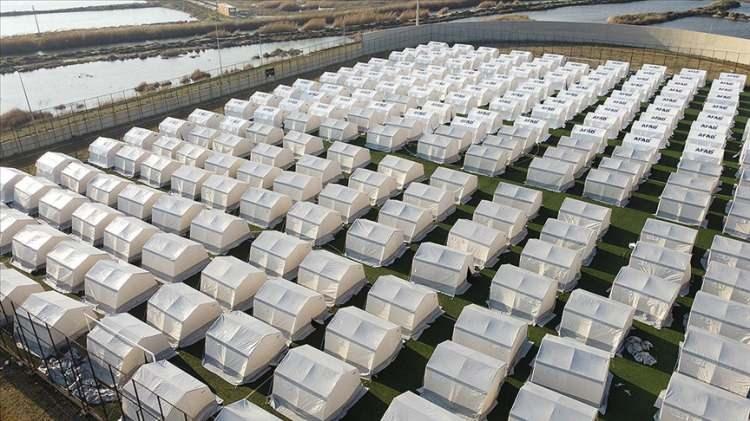 <p>AFAD&rsquo;dan yapılan a&ccedil;ıklamaya g&ouml;re Hatay'da, şu ana kadar kurulan &ccedil;adır sayısı 8 bin 924't&uuml;r ve bu sayı s&uuml;rekli olarak artmaktadır. Sevkiyat durumundaki &ccedil;adırlarla birlikte, ilk aşamada 15 bin &ccedil;adır kurulması hedeflenmektedir.&nbsp;</p>
