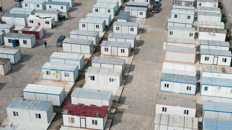 <p>Ancak b&ouml;lgeye g&ouml;nderilen mobil mescitlerin ihtiya&ccedil; doğrultusunda g&ouml;nderildiği bilinen bir ger&ccedil;ek. Deprem manzaraları incelendiğinde sokakta, montu veya ceketi &uuml;zerinde namaz kılan, ibadet eden insanlara rastlanılmıştı.</p>
