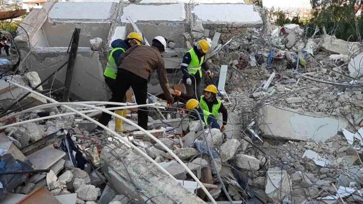 <p>Ancak arama kurtarma ekiplerinin Hatay-Samandağ b&ouml;lgesinde depremin ilk dakikalarından itibaren &ccedil;alışmalarını s&uuml;rd&uuml;rd&uuml;ğ&uuml; biliniyor.</p>
