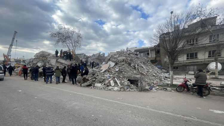 <p><strong>08.42</strong></p>
<p>Kahramanmaraş ili Pazarcık ilçesi merkezli 7,7 büyüklüğündeki deprem sonrasında bölgede; 6’nın üzerinde 3, 5’in üzerinde 14, 4’ün üzerinde 34 olmak üzere toplam 66 artçı sarsıntı meydana geldi.</p>