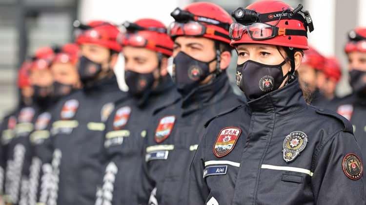 <p><strong>08.52</strong></p>

<p>Emniyet Genel M&uuml;d&uuml;rl&uuml;ğ&uuml;, depremden kaynaklı saha taramalarına ve arama-kurtarma &ccedil;alışmaları i&ccedil;i ekipleri seferber etti.</p>
