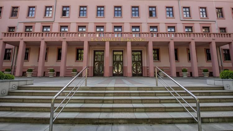 <p><strong>11.25</strong></p>

<p>Adalet Bakanlığı, deprem b&ouml;lgesindeki ceza infaz kurumlarındda h&uuml;k&uuml;ml&uuml; ve tutuklulardan yaralanan veya hayatını kaybeden bulunmadığını, h&uuml;k&uuml;ml&uuml; ve tutukluların aileleri ile g&ouml;r&uuml;şmeleri konusunda gerekli kolaylığın sağlandığını a&ccedil;ıkladı.</p>
