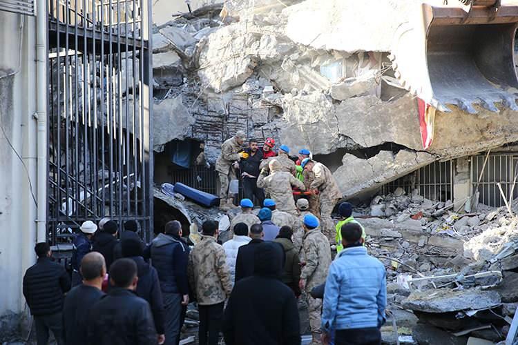 <p><strong>11.26</strong></p>

<p>İskenderun Devlet Hastanesi&rsquo;nin bir b&ouml;l&uuml;m&uuml; depremde yıkıldı, enkaz altında kalan hastalardan 35&rsquo;i kurtarıldı.</p>
