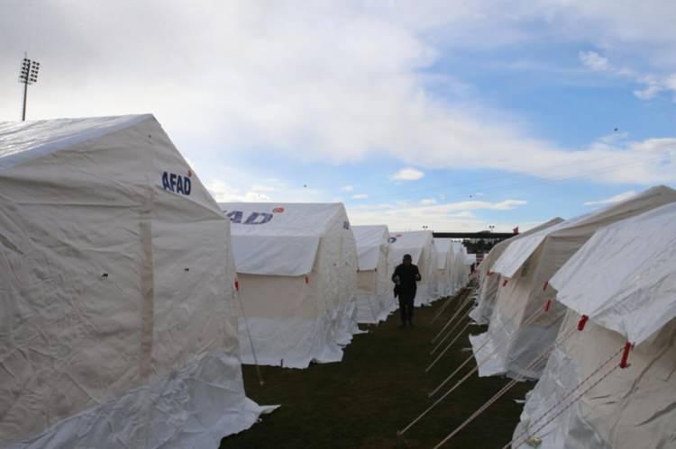 <p><strong>13.27</strong></p>

<p>AFAD ekipleri depremden etkilenen Osmaniye'de &ccedil;adır kurmaya başladı.</p>
