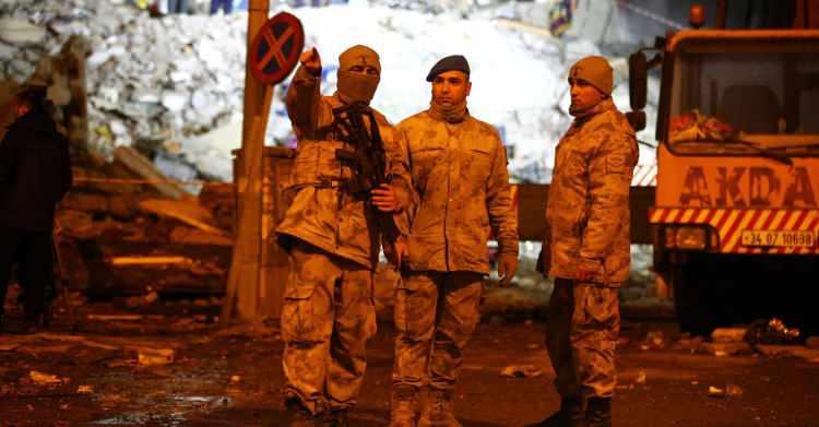 <p><strong>15.18</strong></p>

<p>Milli Savunma Bakanlığı meydana gelen deprem sonrası Malatya 2&rsquo;nci Ordu Komutanlığında g&ouml;revli Mehmet&ccedil;iklerin, arama-kurtarma &ccedil;alışmalarının s&uuml;rd&uuml;ğ&uuml; noktalarda yemek dağıtarak vatandaşlara destek sağladığını a&ccedil;ıkladı.</p>
