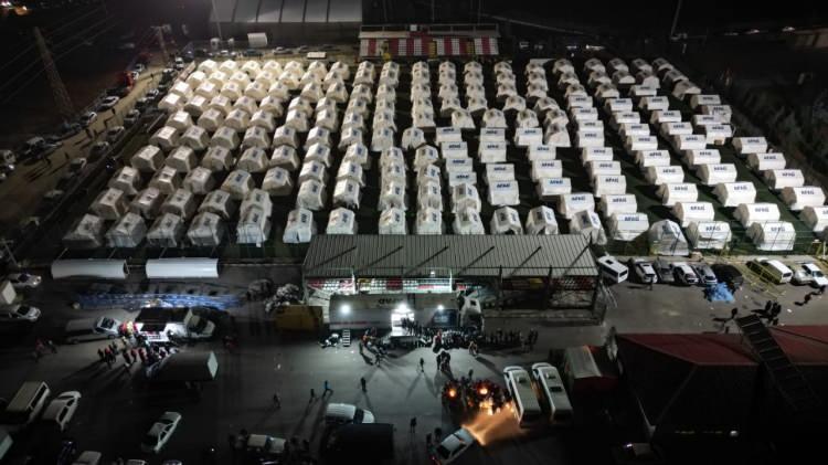 <p><strong>15.41</strong></p>

<p>AFAD B&ouml;lgeye toplam 300.000 battaniye, 19.772 &ccedil;adır, 24.172 yatak, 47.176 yastık-&ccedil;arşaf seti ve 1.106 mutfak seti sevk edildiğini, b&ouml;lgedeki beslenme ihtiya&ccedil;ları i&ccedil;in toplam 76 ikram aracı, 14 mobil mutfak, 4 mobil aşevi, 4 sahra mutfak ve 2 mobil fırın y&ouml;nlendirildiğini a&ccedil;ıkladı.</p>
