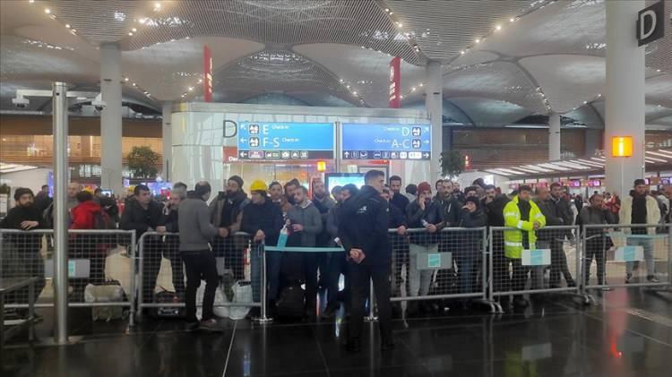 <p><strong>16.29</strong></p>

<p>İstanbul&rsquo;dan 7 u&ccedil;akla 1093 personel, yardım &ccedil;alışmaları kapsamında merkez &uuml;ss&uuml; Kahramanmaraş olan deprem b&ouml;lgesine gitmek i&ccedil;in yola &ccedil;ıktı.</p>
