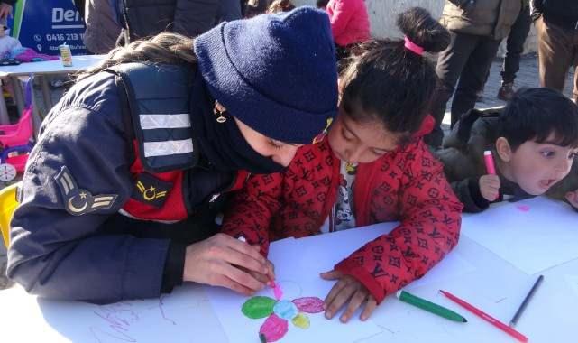 <p><strong>17.15</strong></p>

<p>AFAD 1.121 vatandaşın hayatını kaybettiğini, 7.634 vatandaşın yaralandığını duyurdu. Psikososyal destek hizmetleri i&ccedil;in 730 personel ve 50 ara&ccedil; sevk edildiğini, TSK tarafından 18 u&ccedil;ak ile b&ouml;lgeye personel sevkiyatı planlandığını a&ccedil;ıkladı.</p>
