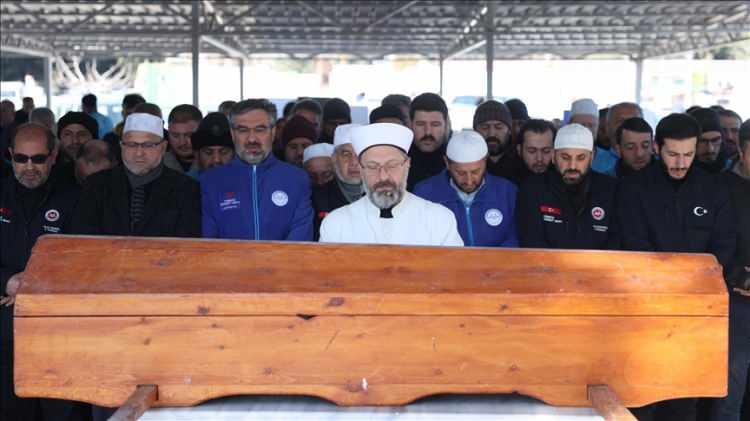 <p><strong>18.17</strong></p>

<p>Diyanet İşleri Başkanı Ali Erbaş, "Deprem nedeniyle vefat eden kardeşlerimiz i&ccedil;in &uuml;lkemizin d&ouml;rt bir yanındaki t&uuml;m camilerimizde yatsı ezanından yarım saat &ouml;nce sala verilecek ve akabinde "Kur'an-ı Kerim ve Dua Programı" icra edilecek.Ben de Kahramanmaraş Abd&uuml;lhamid Han Camii'nde sala verip dua edeceğim İnşallah.&rsquo;&rsquo; dedi.</p>
