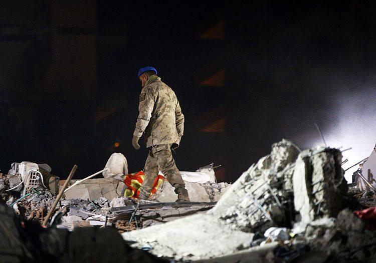 <p><strong>18.52</strong></p>

<p>Milli Savunma Bakanlığı deprem b&ouml;lgesindeki arama-kurtarma &ccedil;alışmalarına Mehmet&ccedil;iğin katkı sağladığını, TSK&rsquo;nın Doğal Afet Kurtarma Taburları Hatay, Malatya, Osmaniye, Kahramanmaraş&rsquo;a g&ouml;nderilirken komandolar da &ccedil;alışmalara destek olmak i&ccedil;in deprem b&ouml;lgesine sevk edildiğini a&ccedil;ıkladı.</p>
