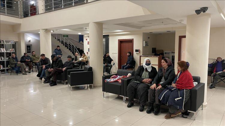 <p><strong>19.16</strong></p>

<p>Milli Savunma Bakanlığı depremden etkilenen vatandaşların, 2&rsquo;nci Ordu Komutanlığımıza ait kışlalarda misafir edildiğini a&ccedil;ıkladı.</p>
