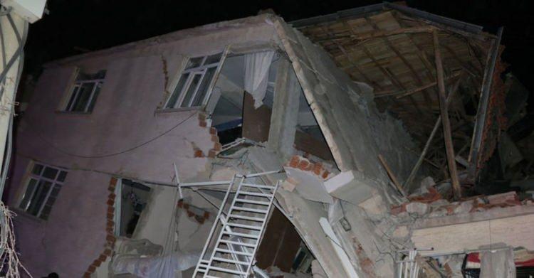 <p><strong>21.56</strong></p>

<p>AFAD, Kahramanmaraş merkezli depremlerde 1762 kişinin hayatını kaybettiğini, 12 bin 68 kişinin yaralandığını, 5 bin 606 binanın yıkıldığını bildirdi.</p>
