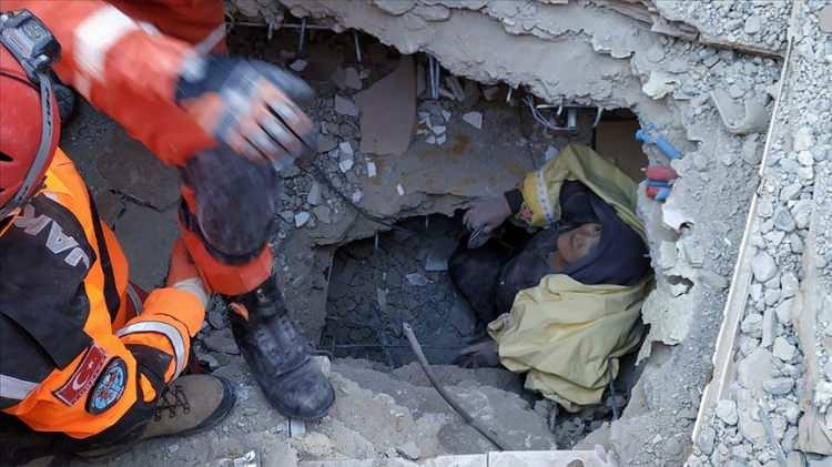 <p><strong>23.28</strong></p>

<p>AFAD, Kahramanmaraş merkezli depremlerde hayatını kaybedenlerin sayısının 2 bin 316 olduğunu, enkazdan 7 bin 340 kişinin sağ &ccedil;ıkarıldığını bildirdi.</p>
