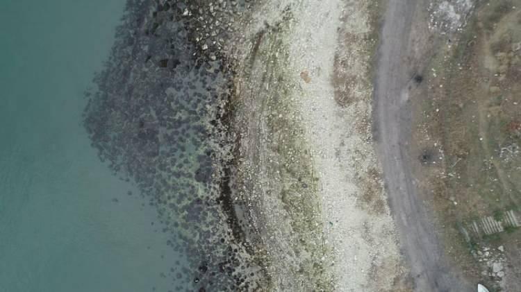 <p>Tekirdağ'ın Süleymanpaşa ilçesine bağlı Altınova Mahallesi'nde deniz yaklaşık 25 metre çekildi. Denizin 25 metre çekildiğini fark eden bazı vatandaşlar, kısa süreli şaşkınlık geçirdi.</p>
<p> </p>