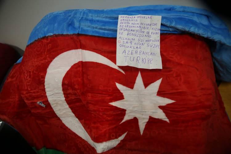 <p>Deprem dolayısıyla destek veren, yardım sunan herkese teşekkür ettiklerini belirten Özdemir, "Azerbaycan'dan gelen notlar, mektuplar bizi çok hüzünlendirdi. Biliyoruz ki zaten Azerbaycan bizim kardeşimiz. İnsanlar çeyizindeki eşyaları göndermiş, küçük bir çocuk gofret göndermiş, bunlara notlar iliştirilmiş. Bu büyük bir felaket ama Türkiye Cumhuriyeti olarak bu birliktelik ve güçle bunun üstesinden geleceğiz." dedi.</p>