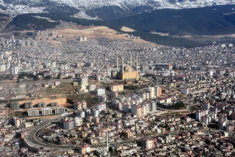 <p>Öte yandan süren arama-kurtarma çalışmaları ile 12 Şubat Stadyumu'na kurulan çadır kent, havadan görüntülendi.</p>