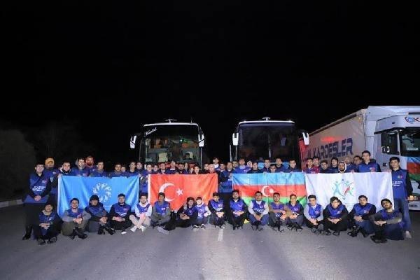 <p>Azerbaycan devletinin hem personel hem de insani yardım desteğinin yanı sıra ülkenin sivil toplum kuruluşlarından 10 Şubat’ta Kahramanmaraş’a gelen 100 Azerbaycanlı genç, depremzedelerin yardımına koşuyor. </p>
