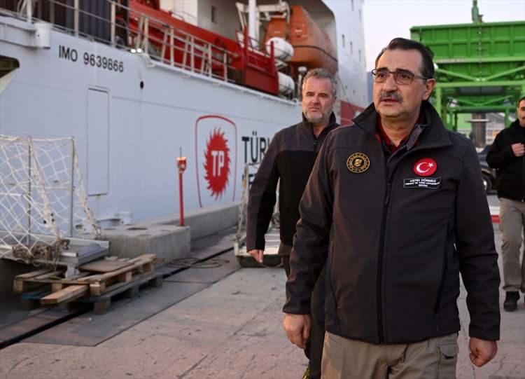 <p>Gemiyi karşılayan Enerji ve Tabii Kaynaklar Bakanı Fatih Dönmez, kaptan ve mürettebattan yardımların ulaştırılmasına ilişkin bilgi aldı.</p>

<p>​</p>
