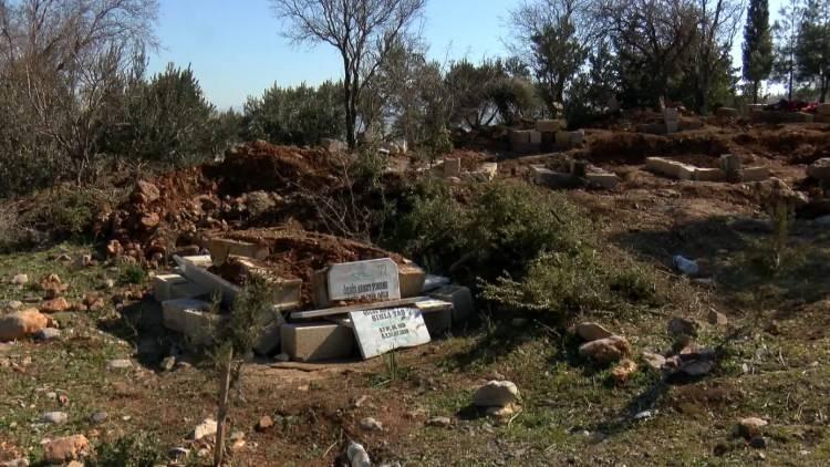 <p>Kahramanmaraş depremlerinin köylere verdiği hasar, havadan görüntülerle ortaya çıktı. Gaziantep Nurdağı'nda Gökçedere köyünde evlerin ve yolların yanısıra mezarlıkta da yarıklar oluştuğu görüldü. Fay kırıkları mezarlıkta yarıklara, bazı mezarlarda hasara ve taşların da parçalanmasına neden oldu. Köylülerin evlerini boşaltırken, mezarlıktaki hasarı da kendi imkanlarıyla düzenlemeye çalıştığı görüldü. </p>

<p> </p>

<p> </p>
