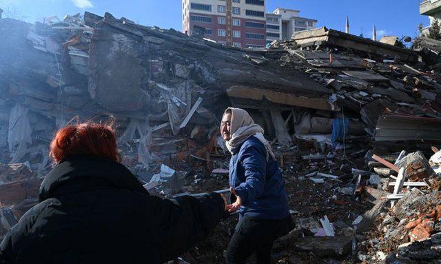 <p><strong>Kahramanmaraş'ta meydana gelen 7.7 ve 7.6 şiddetindeki 2 depremin ardından 10 şehir enkaz yığınına döndü.</strong></p>
