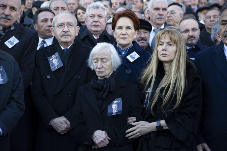 <p>Biyografisinin okunması ve saygı duruşunda bulunulmasının ardından Deniz Baykal'ın oğlu Ataç ile kızı Aslı Baykal, birer konuşma yaptı.</p>