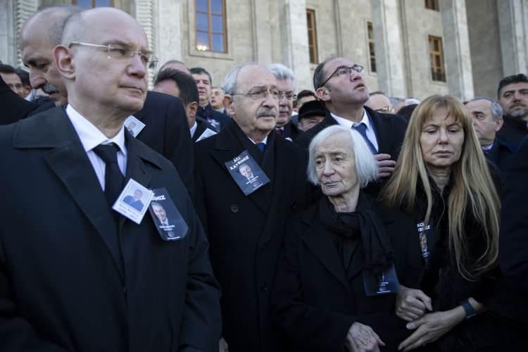 <p>Kahramanmaraş merkezli depremlerde hayatını kaybedenlere Allah'tan rahmet, yaralananlara şifa, kalanlara sabır ve metanet dileyen Ataç Baykal, siyasetçinin, kendisi için yaşamadığını, tüm yaşantısının başkaları etrafında şekillendiğini dile getirdi.</p>