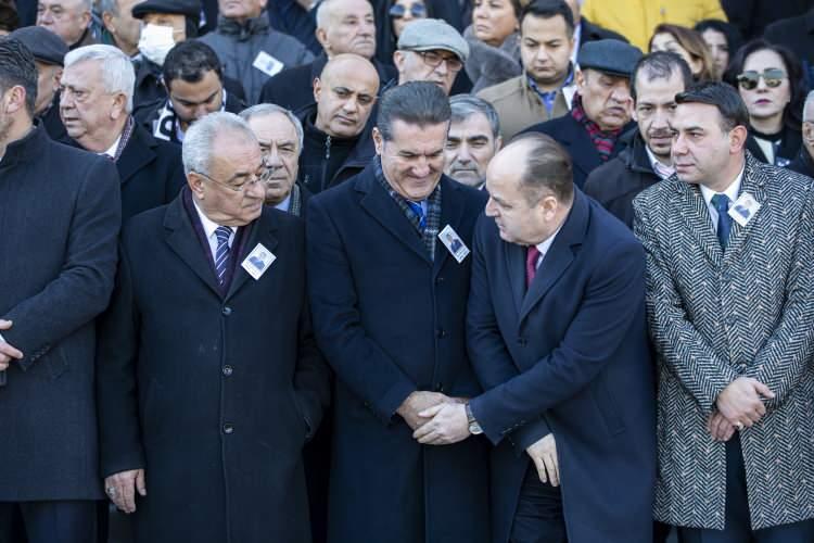 <p>Aslı Baykal da Deniz Baykal'ın siyasi duruşunu herkesin bildiğini belirterek, babasının, hayallerinin peşinde koşan, entelektüel, neşeli ve nezaketli bir insan olduğunu; siyaseti asla eve taşımadığını anlattı.</p>