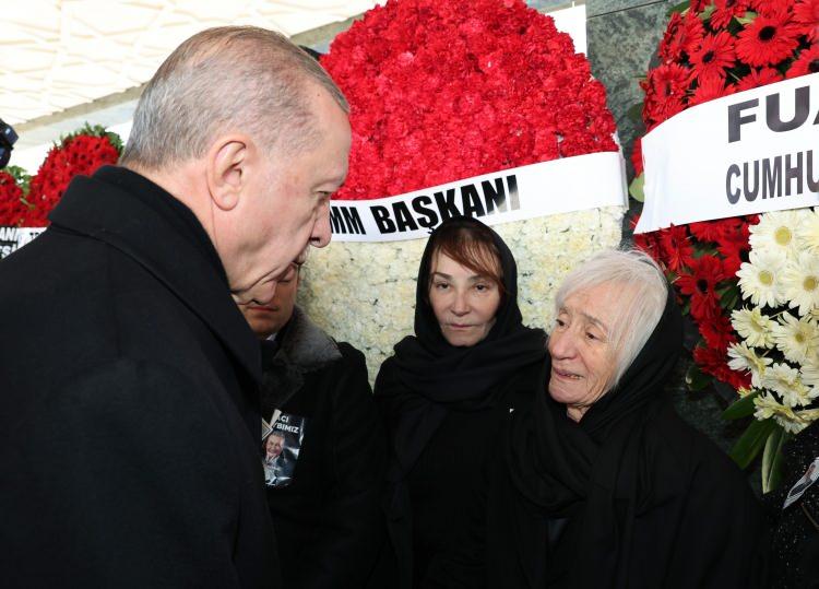 <p><span style="color:rgb(67, 67, 67)">Cumhurbaşkanı Recep Tayyip Erdoğan'ın da katıldığı törende Baykal'ın eşi Olcay Baykal taziyeleri kabul etti.</span></p>
