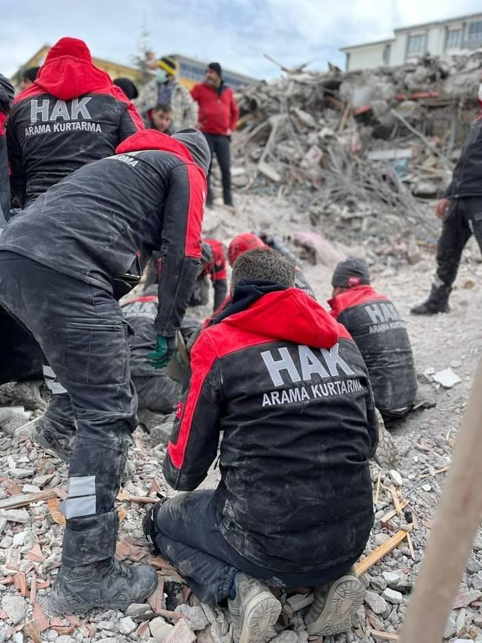 <p><strong>Hak İnsani Yardım Derneği </strong></p>
<p>Kahramanmaraş merkezli depremler 10 ilimizi ağır şekilde etkiledi. Türkiye’nin pek çok noktasında başlatılan yardım seferberliğine, mazlum coğrafyalarda kimsesizlere el uzatan Hak İnsani Yardım Derneği de katıldı.</p>
<p><strong>Yardım Faaliyetleri</strong></p>
<p>Arama kurtarma faaliyetleri dışında 100’den fazla araç, 20 acil yardım tırı ve 3 mobil aşevi ile bölgedeki diğer yardım çalışmaları da devam ediyor.</p>
<p>Depremden etkilenen illerde acil yardım dağıtım ekipler gıda, barınma ve giyecek gibi birçok alanda da yardımlar ulaştırıyor. Hak İnsani Yardım Derneği tarafından şu ana kadar 50 bin kişiye sıcak yemek dağıtıldı.</p>
<p>Mobil aşevlerini bölgeye göndererek 20 bin kişiye sıcak yemek çıkaran derneğimiz, 250 barınma çadırı ve 100’den fazla jeneratörle depremzedelerin yaralarına merhem oluyor.</p>
<p>Öte yandan içerisinde gıda, bot, mont, çocuk bezi, un, su ve diğer pek çok acil yardım malzemelerinin bulunduğu 20’den fazla tır depremden etkilenen bölgelere gönderildi.</p>
<p> </p>