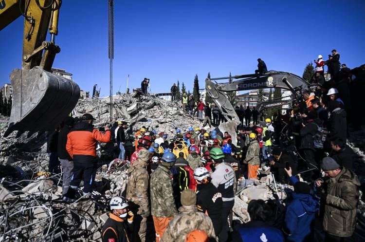<p><span style="color:#8B4513"><strong>6 Şubat tarihinde Kahramanmaraş merkezli meydana gelen iki şiddetli deprem çevredeki 10 ilde birden yıkımlara ve can kayıplarına sebep oldu. Enkaz çalışmalarının yoğun bir şekilde devam ettiği Kahramanmaraş, Gaziantep, Hatay, Osmaniye, Adıyaman, Malatya, Adana, Kilis, Şanlıurfa ve Diyarbakır'daki meydana gelen afet sonrası en büyük sorunlardan biri olan su bulma konusunda uzmanlardan faydalı bilgiler geldi. Bu haberimizde deprem bölgesinde temiz su bulma yöntemlerini uzman bilgileriyle ele aldık.</strong></span></p>

<p> </p>
