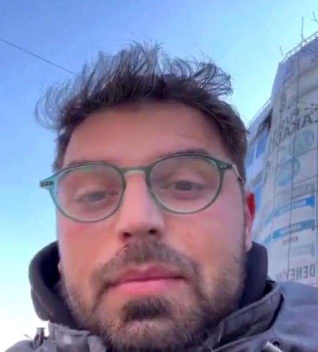 <p><span style="color:#4B0082"><strong>Kahramanmaraş'ta yaşana iki büyük depremin ardından Masterchef yarışmasının 2018'deki şampiyonu Uğur Kardaş, afet bölgesine giden ünlüler arasında yer aldı. Yardım adı altında gittiği deprem bölgesinden videolu paylaşımlar yapan Kardaş, Afgan bir şahıs hakkında söyledikleriyle adeta kan dondurmuştu. Kardaş, yalan ve provakatif söylemleriyle halkı galeyana getirme suçundan tutuklandı.</strong></span></p>
<p> </p>