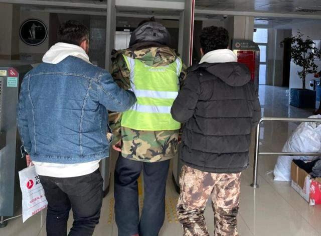 <p><span style="color:#800000"><strong>HERHANGİ BİR DELİLİ YOK</strong></span></p>
<p><span style="color:#4B0082"><strong>Emniyet Müdürlüğünden Uğur Kardaş hakkında yapılan açıklamada ise şu cümleler kullanıldı: </strong></span><em><span style="color:#2F4F4F"><strong>"Sosyal medyada depremde yapılan çalışmalar hakkında provakatif paylaşımlar yaptığı tespit edilen Mustafa Uğur Kardaş isimli şüpheli Adıyaman Havalimanında yakalanmış, yapılan mülakatta özetle; kendisinin enkaz çalışması yaptığı esnada çevrede vatandaşlardan 'Enkaz altından çıkarılan cesetlerin yol kenarına konulduğunu, birkaç kişinin kollarını kesip üzerinde bulunan altınların alındığını, hırsızların Afganistan uyruklu olduğunu duyduğunu, bu iddiasını kanıtlayacak herhangi bir delilinin olmadığı' şeklinde beyanlarda bulunmuştur."</strong></span></em></p>