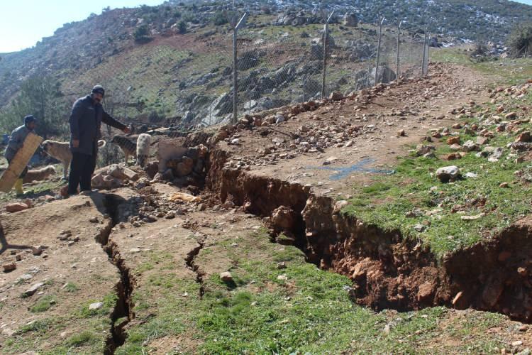 <p>Kahramanmaraş Pazarcık merkezli 7.7 şiddetinde, Kahramanmaraş Elbistan merkezli 7.6 şiddetinde iki depremin ardından 290 kilometrelik fay hattının İslahiye tarafındaki kısmı görüntülendi. İslahiye Fevzipaşa Mahallesi'nden Kurdini Tepesi Çakalağzı mevkisine kadar uzanan yaklaşık 20 kilometre boyunca devam eden fay hattı, yaşanan felaketi gözler önüne serdi. İslahiye Devlet Hastanesi, Türk Silahlı Kuvvetleri'nin yer aldığı araziden ve bir hayvan çiftliğine uzanan alanda yer alan yarıklar, kimi zaman 1 metre genişliğe, 2 metre derinliğe ulaşırken kimi zaman ise 25 santimetre genişliğe 40 santimetre derinliğe indiği görüldü.</p>

<p> </p>
